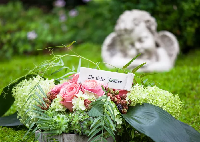 Das Grab im Sommer – die richtigen Blumen finden Das Grab im Sommer – die richtigen Blumen finden