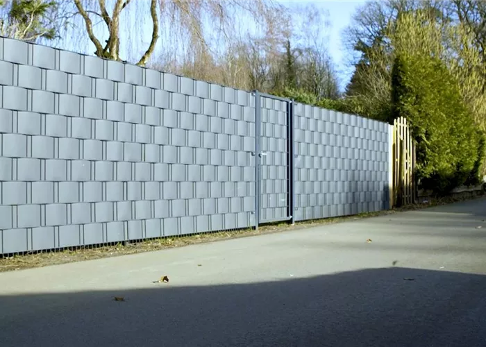 Sichtschutzzaun aufstellen